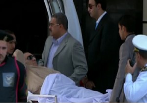 طائرة حربية تنقل مبارك إلى مستشفى القوات المسلحة..ومصادر: مبارك يحتضر