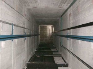 5 إصابات إثر سقوط مصعد بقاعة أفراح