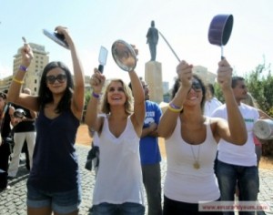 بالصور لبنانيات يتظاهرن بأدوات الطبخ