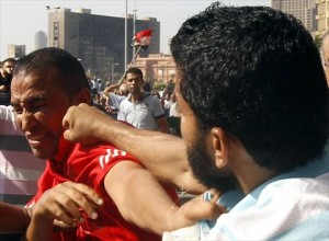 مرسي يتوعد و110 جرحى بأحداث التحرير - صور