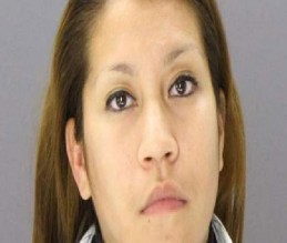 السجن 99 عاماً لأم ألصقت ابنتها بجدار