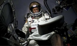 (بث مباشر) للقفزة التاريخية من ارتفاع 36 كم