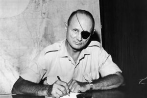 إسرائيليون يتبولون على قبر موشيه ديان