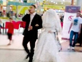 عروسان يكملان حفل زفافهما داخل مول