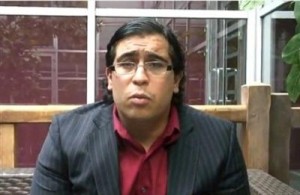 قطري يوزع هواتف وملايين على محتاجين بفرنسا - فيديو