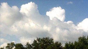 الطقس : زخات محلية و رياح نشطة مثيرة للغبار