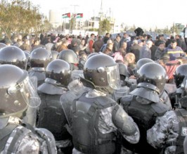 متقاعدو الفوسفات يشتبكون مع الدرك بعد محاولتهم اقتحام الرئاسة