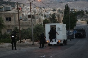 الاجهزة الامنية تداهم منزلا وتعتقل شخصا في اربد