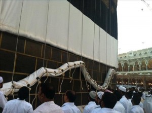 الكعبة ترتدي كسوتها الجديدة (صور وفيديو)