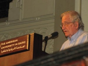 المفكر تشومسكي بالصور: أمريكا تنهار والنظام الاقتصادي الحالي فاسد