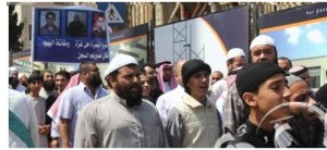 السلفيون يطالبون بالافراج عن المعتقلين امام منزل النسور