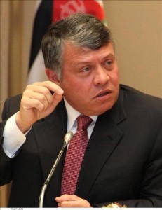 الملك يلتقي متقاعدين عسكريين ..