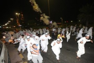 الأمن الكويتي يقمع آلاف المتظاهرين بالقنابل - فيديو