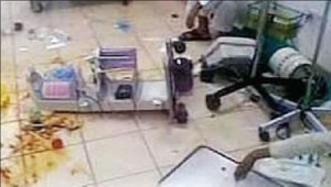 العشرات يحطمون القسم الباطني في مستشفى البشير