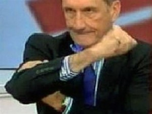 بالفيديو .. وزير فرنسي سابق يستفز الجزائريين بحركة غير أخلاقية