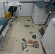 20 شخصا يقتحمون مستشفى الزرقاء بالسكاكين ..