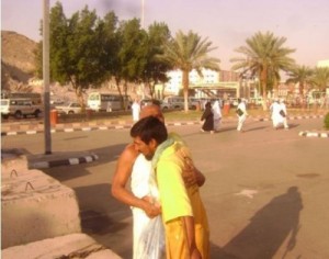 مكة:أمطار غزيرة وحبات برد وعامل نظافة يتحوّل لمليونير في مشهد مهيب !