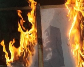 بعد تصريحاته حول رفض "حق العودة"..غزة تنتفض على عباس وحماس احرقت صوره