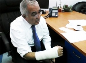 تعثر رئيس الوزراء الفلسطيني وكسر يده اليمنى