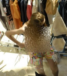 كاميرات مخفية بغرف تبديل الملابس في محل باربد