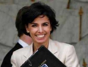 وزيرة العدل الفرنسية السابقة رشيدة داتي عاشرت 8 اشخاص.. فمن هو والد طفلتها؟!