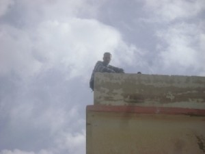 مواطن يهدد بالانتحار من سطح منزله في الهاشمي الشمالي(صورة)