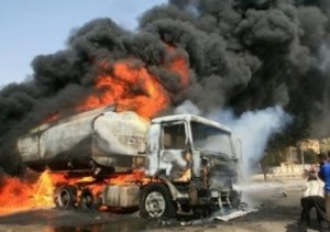 انقلاب واشتعال صهريج نفط على اوتستراد الزرقاء