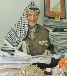 ما هي الورقة التي لاتزال موجودة على مكتب ياسر عرفات حتى اليوم؟