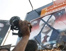 صورة عباس تضرب بالاحذية في عمان