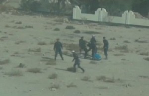 بالفيديو ... الشرطة تفرق بعنف مظاهرة في البحرين