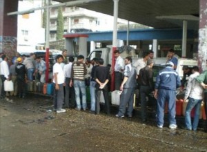 شبح رفع الدعم يتسبب بتهافت المواطنين على طلب المحروقات