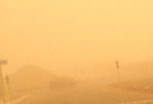 الغبار الكثيف يغلق الصحراوي