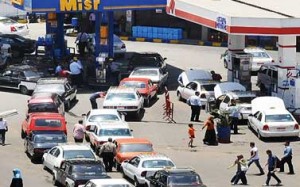 العاصمه: طوابير من السيارات تبحث عن بنزين 90