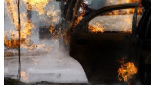 مطلوب يحرق العلم الاردني وسيارة نجدة ويصيب رجل امن