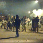 الكرك: متظاهرون يحاولون اقتحام المركز الأمني وإخراج المعتقلين ..