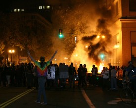 توسع محيط الاشتباكات وانتقالها الى داخل مخيم الحسين