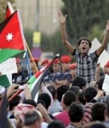 عائلة الشاب المقتول في إربد ترفض دفنه .. و محتجون يهاجمون مبنى الدفاع المدني و يحطمون مبنى بلدية كفراسد (تحديث)