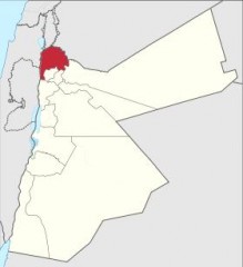 فض تجمهر وسط مدينة إربد بالغاز.