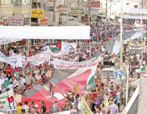 ابناء الحويطات بمسيرة حاشدة : نقف الى جانب القائد بالمال والسلاح