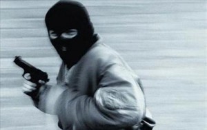 مجهولون يقطعون طريق "أم القطين" ويطلقون عيارات نارية تجاه دورية أمن