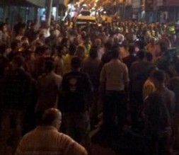 مسيرة حاشده في اربد ..والتجار يغلقون محالهم