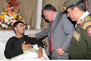 بالفيديو والصور .. الملك يعود مصابي الدرك والأمن