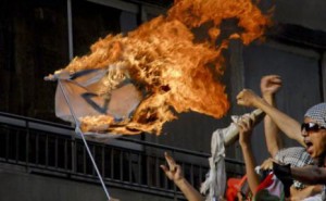 متظاهرون في اربد يحرقون العلم الاسرئيلي