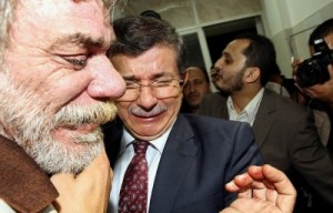 هكذا بكى وزير الخارجية التركي اوغلو لدى زيارته غزة