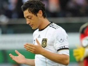 اوزيل باكيًا بحرقة: الحرية لغزة..الحرية لفلسطين