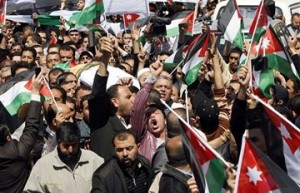 الالاف يحتشود امام مقر العمل الاسلامي يطالبون  بحله..