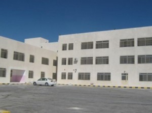 الطفيلة : طلبة يغادرون مدرستهم بعد فيضان مياه الصرف الصحي