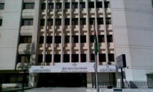 وزير المياه يسحب مئات السيارات