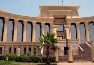 رئيس المحكمة الدستورية يهاجم الرئيس مرسي