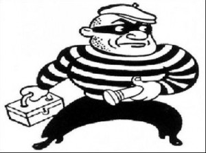 إربد: لص يغافل مصلين ويسرق تبرعاتهم